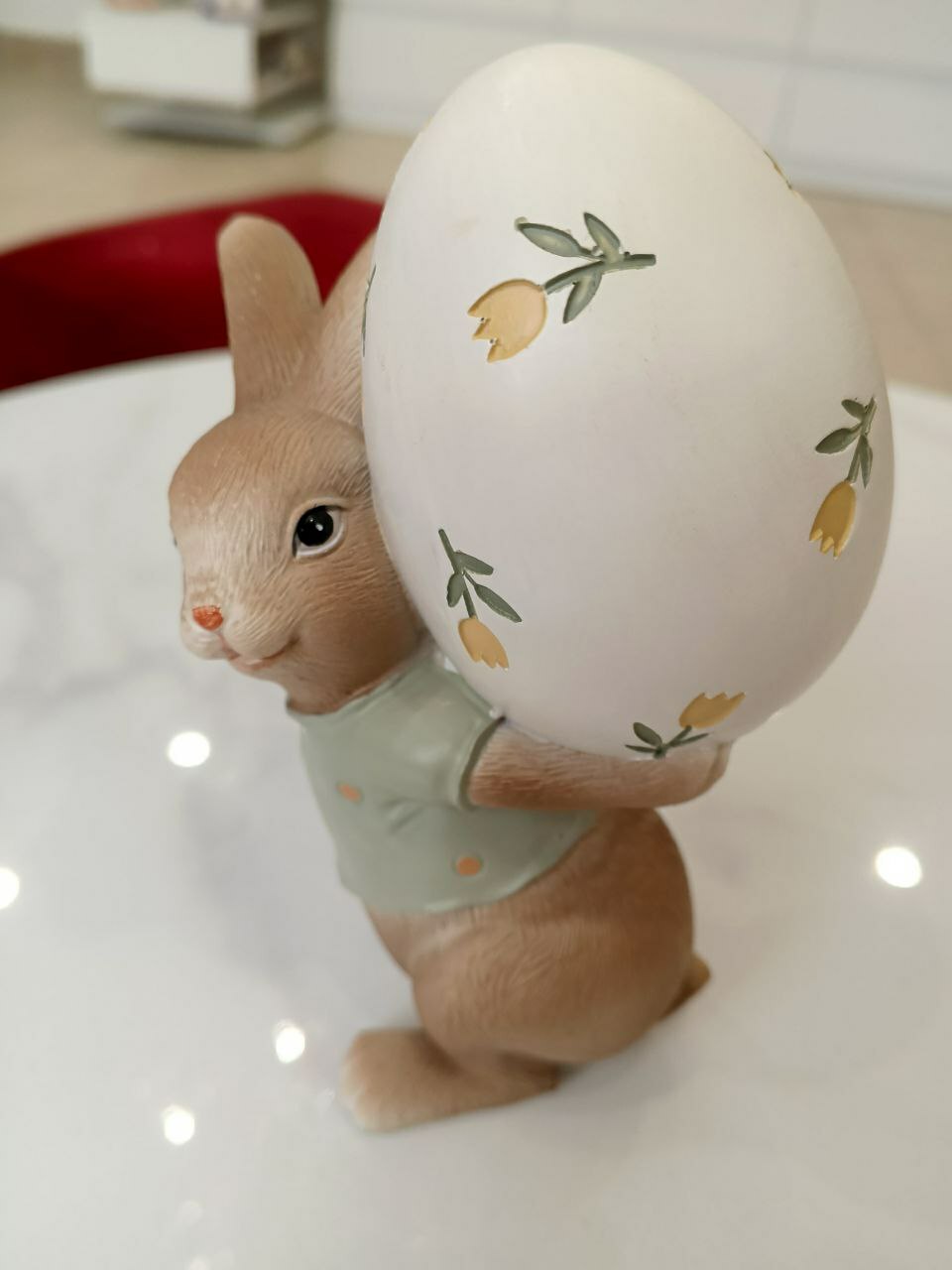 Заяц с яйцом