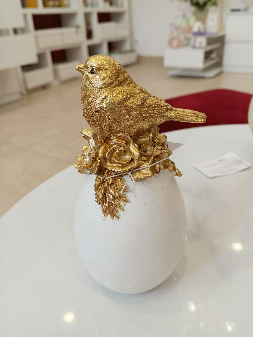 Птичка на яйце