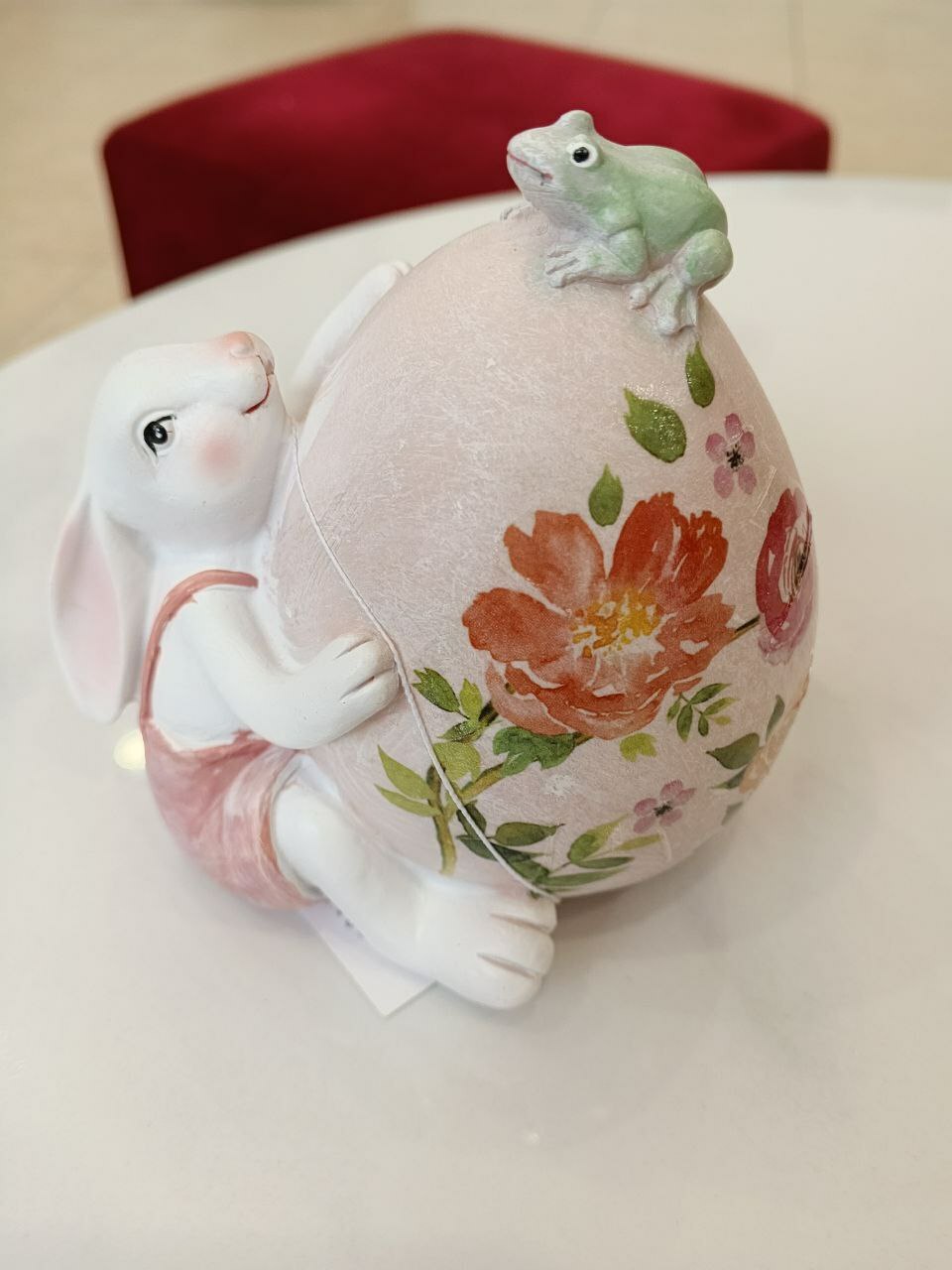 Зайка с ярким яйцом