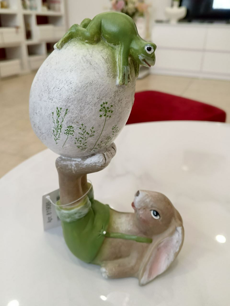 Заяц с яйцом и лягушкой