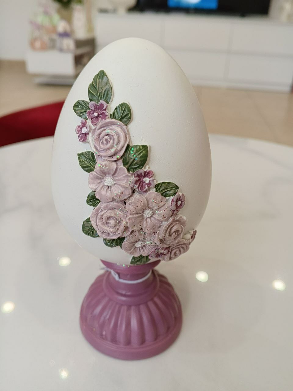 Яйцо на ножке с сиреневыми цветами