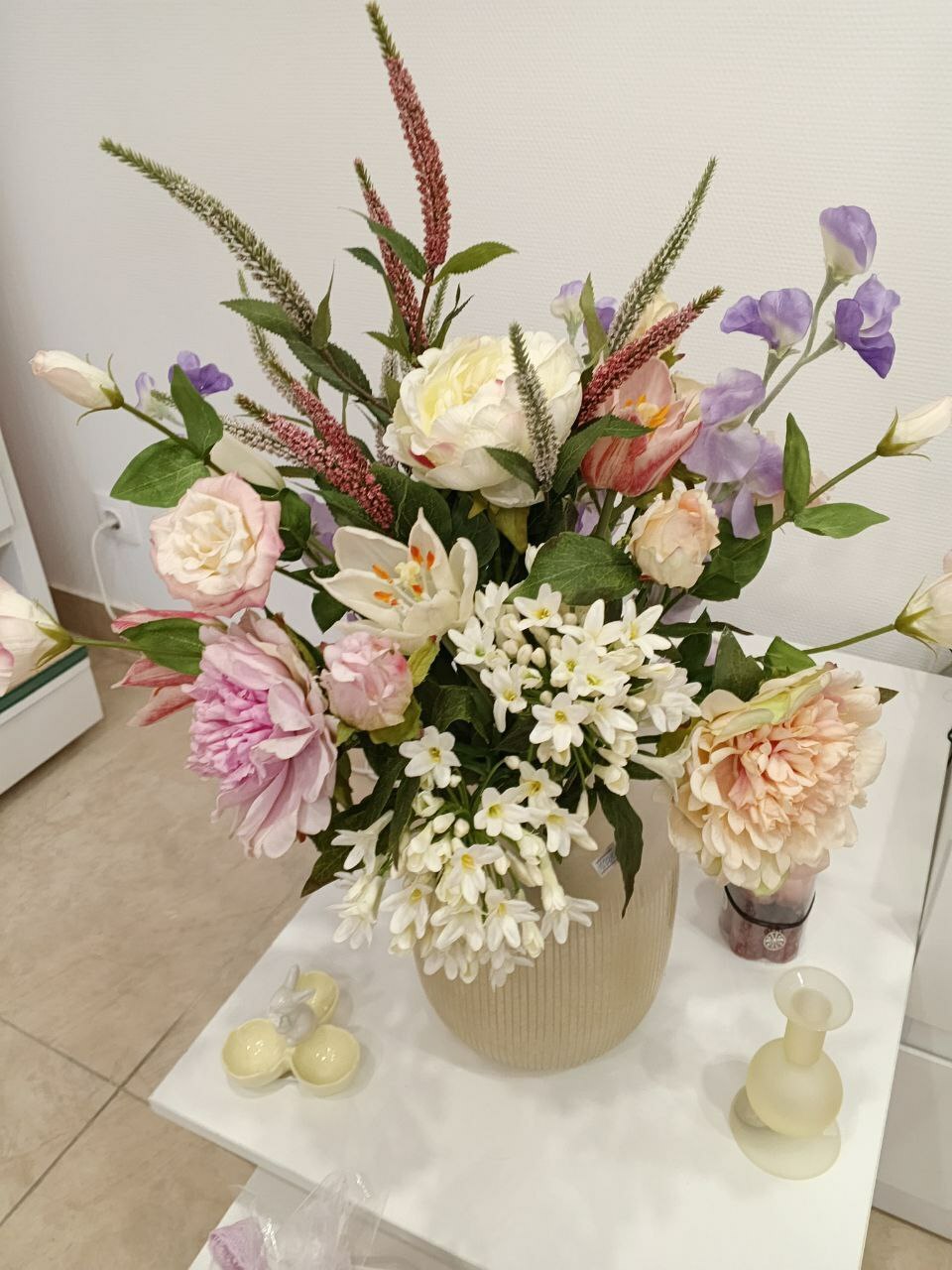 Композиция из искусственного материала в вазе 1 Композиция из искусственного материала в вазе 1