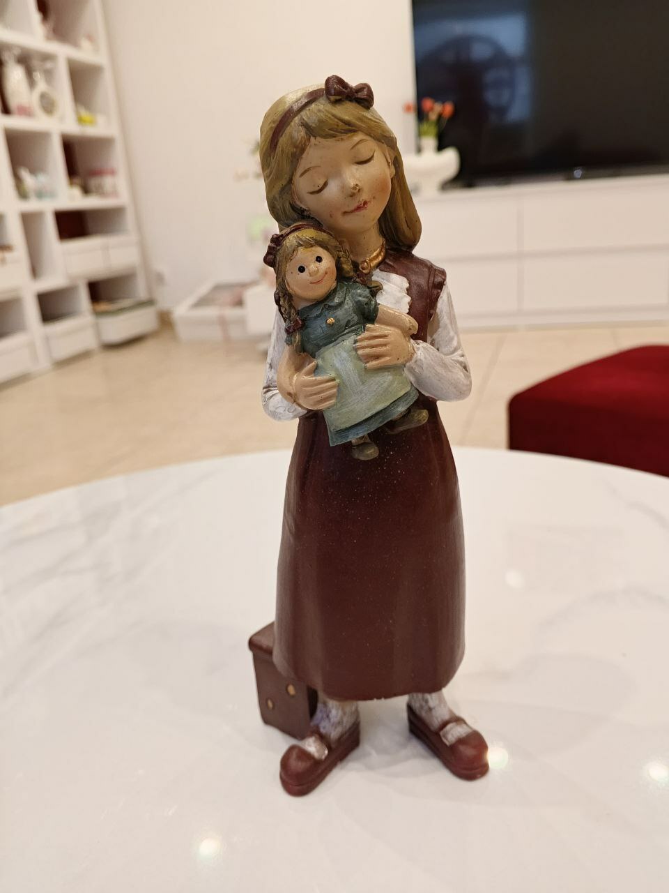 Статуэтка " Девочка с куклой" Статуэтка " Девочка с куклой"